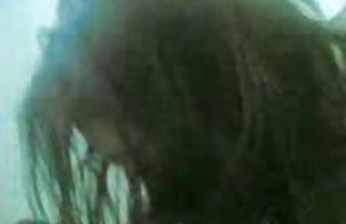 XXX Anak-anak berambut cokelat muda video ngento artis indonesia dengan lembut menenangkan seorang pria di kamar mandi