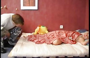 XXX Brunette menolong bokepartis indonesia dua pria di tempat tidur putih
