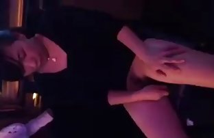 XXX Cutie menyenangkan penis dengan tangan dan kaki sex porn artis indonesia